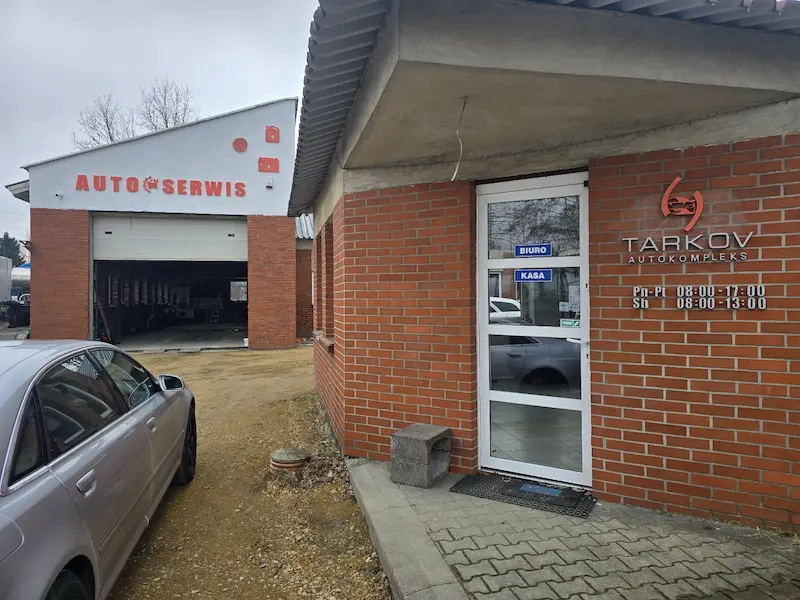 Wejście do biura i hala serwisowa